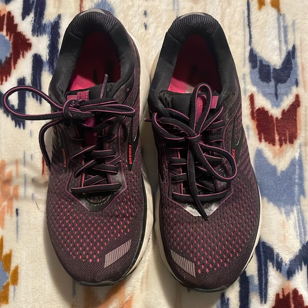 Women’s brooks sneakers size 8
